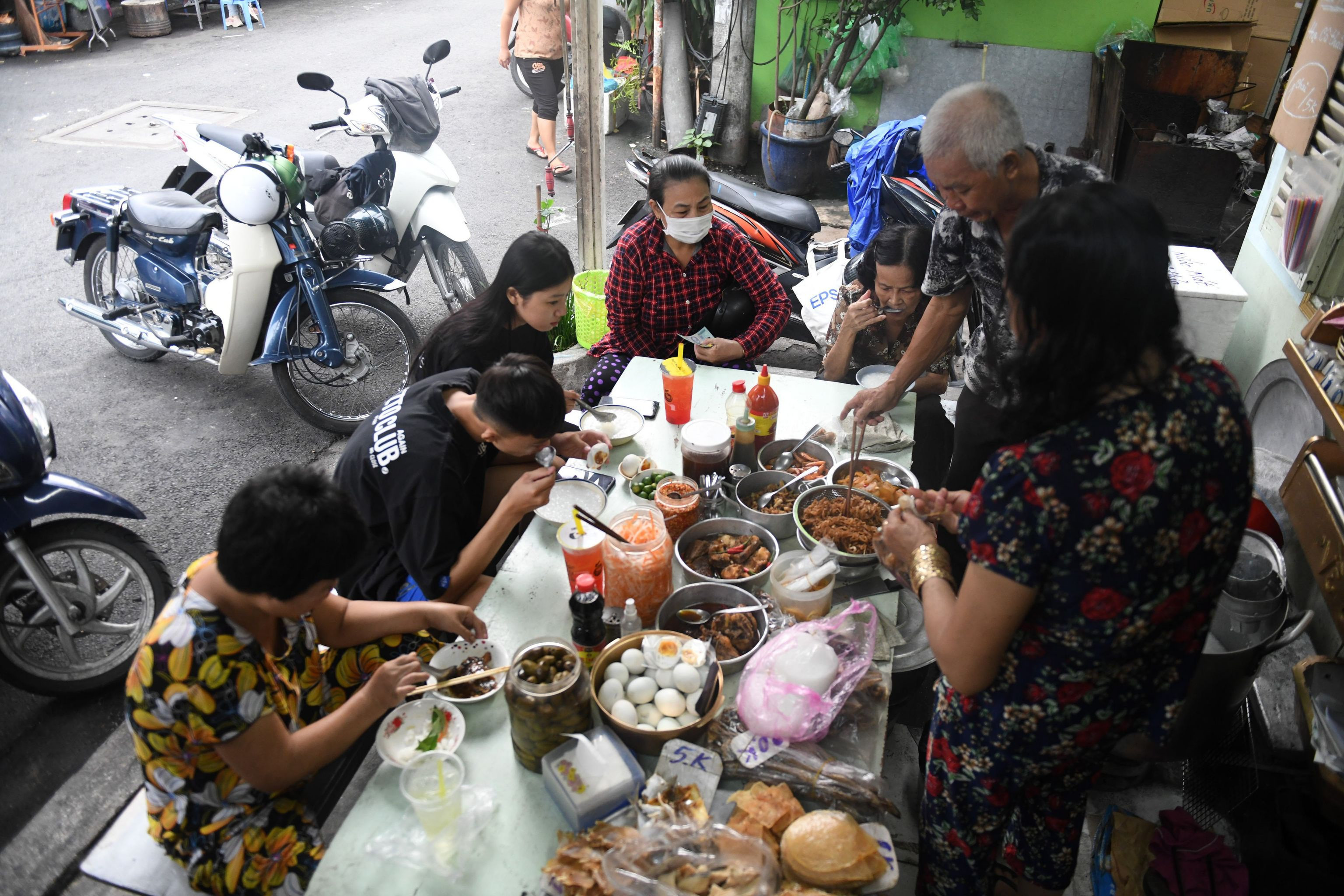 Quán cháo mời gọi giá chỉ 1.000 đồng độc nhất giữa Sài Gòn - 5