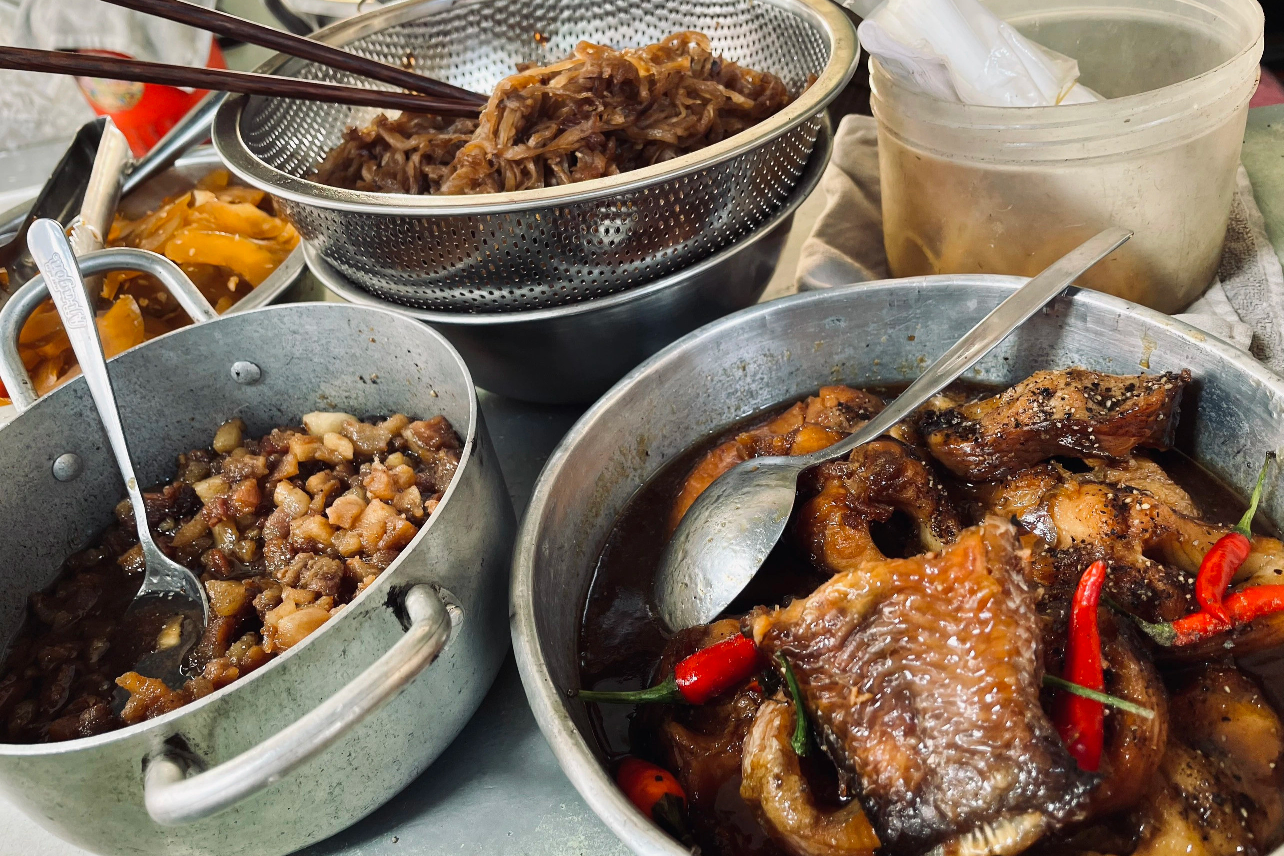 Quán cháo mời gọi giá chỉ 1.000 đồng độc nhất giữa Sài Gòn - 4