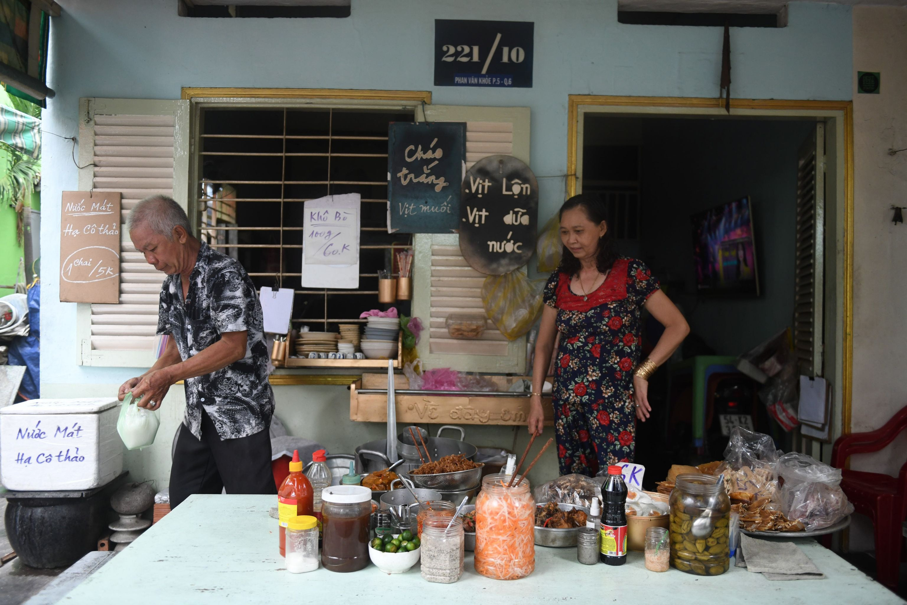 Quán cháo mời gọi giá chỉ 1.000 đồng độc nhất giữa Sài Gòn - 1