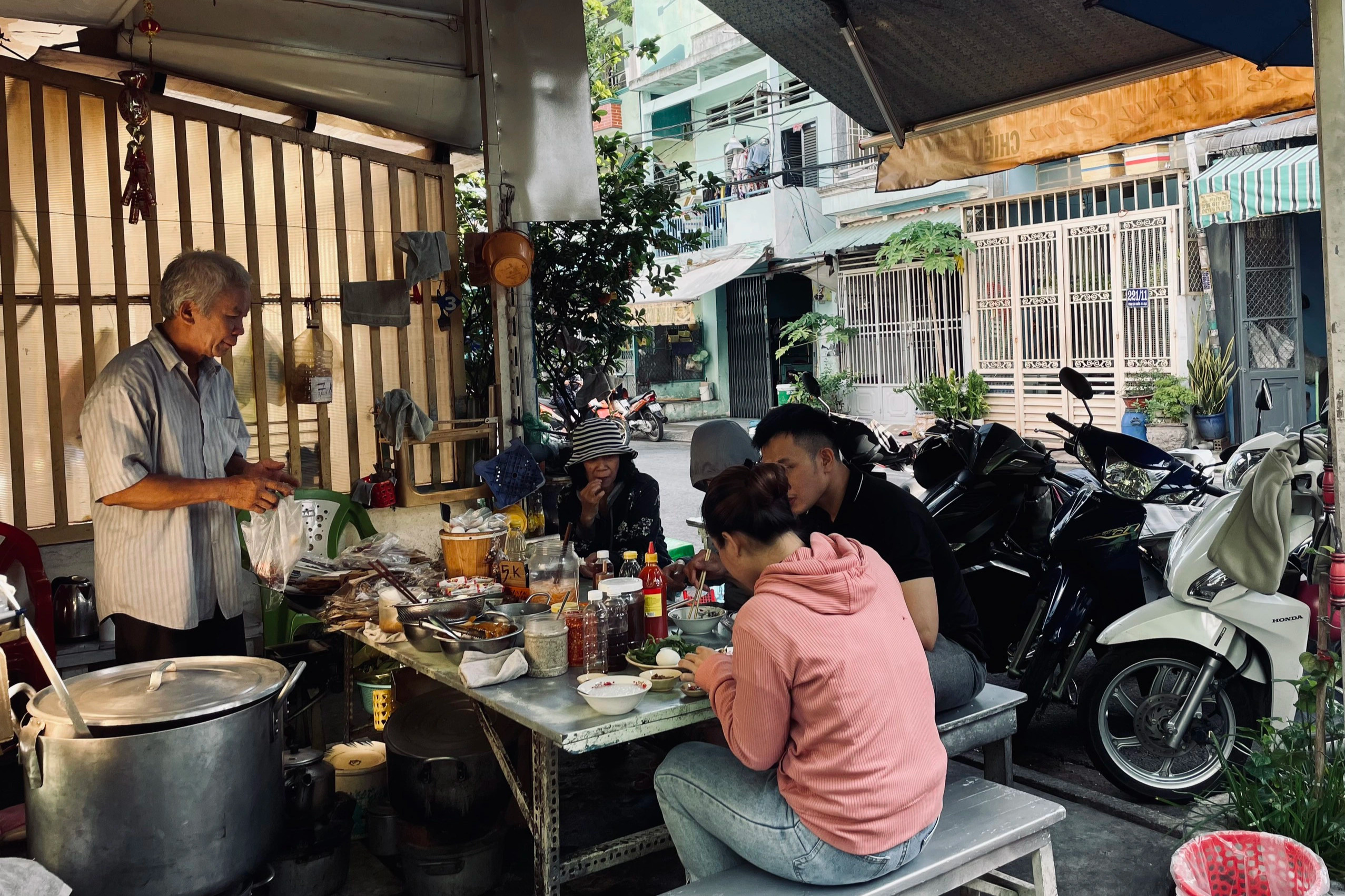 Quán cháo mời gọi giá chỉ 1.000 đồng độc nhất giữa Sài Gòn - 6