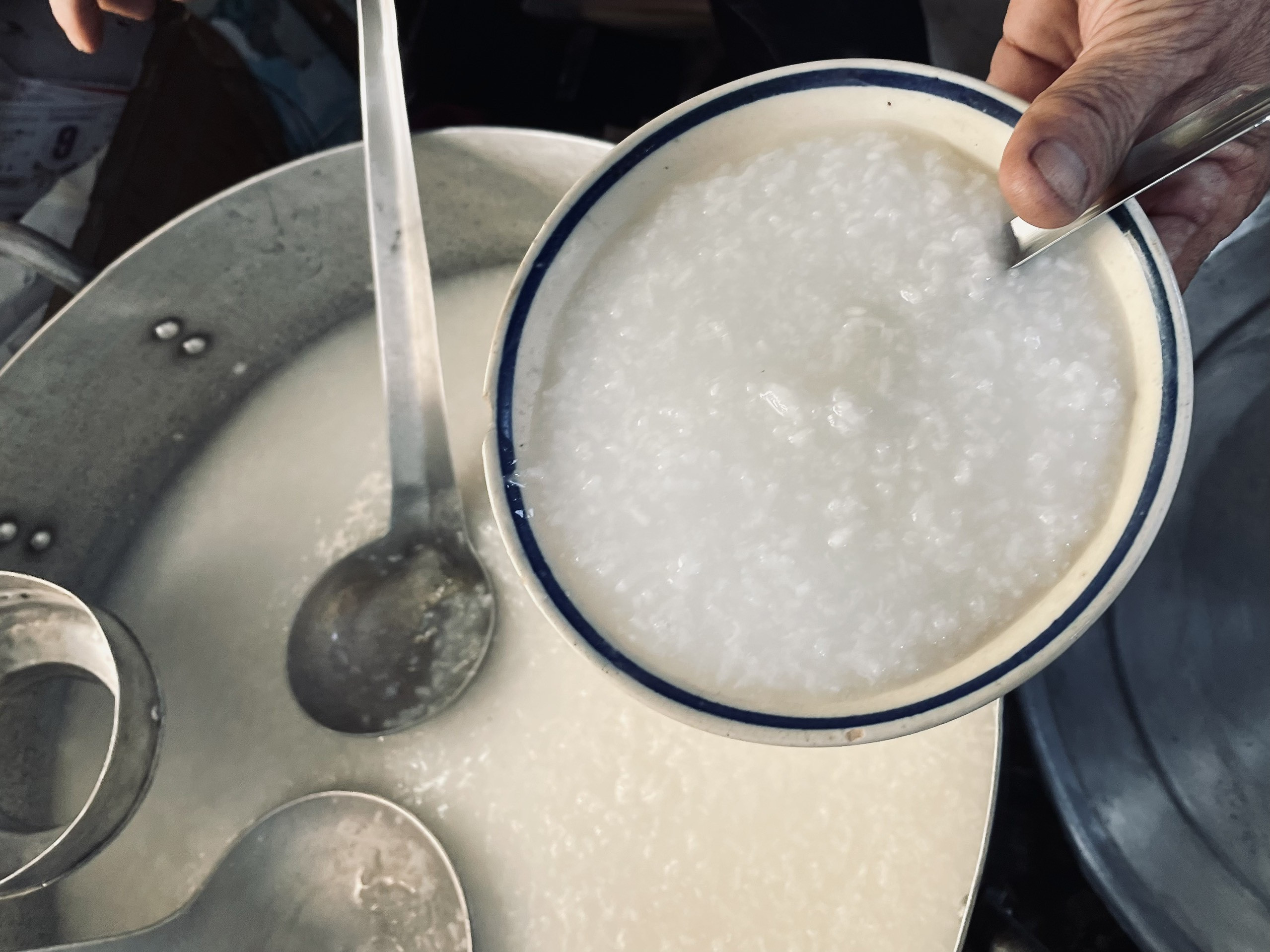 Quán cháo mời gọi giá chỉ 1.000 đồng độc nhất giữa Sài Gòn - 2