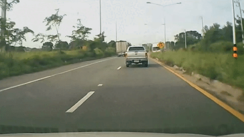 Nữ tài xế la hét thất thanh trước khi chiếc xe tải đâm thẳng vào đầu xe