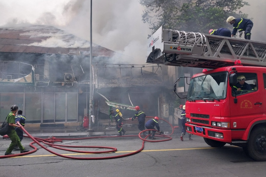 Cháy lớn cửa hàng bán tranh giữa trung tâm TP.HCM, nhiều người tháo chạy