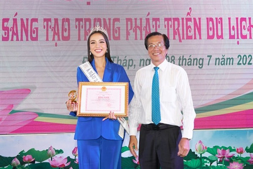 Á hậu Hoàn vũ Thủy Tiên nhận bằng khen của UBND tỉnh Đồng Tháp