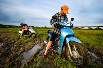 Cắm trại trên bãi sình lầy ven sông Hồng sau mưa chiều cuối tuần