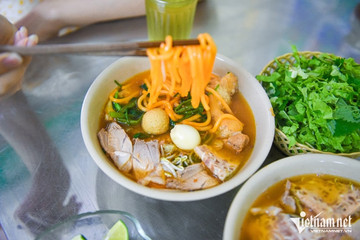 Món bún 'lạ mắt, lạ miệng' đi ngàn km ra Hà Nội, khách Thủ đô nườm nượp đến ăn