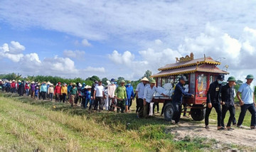 Rơi xuống ao cá, 2 bé gái bị đuối nước tử vong