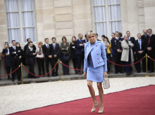 Phong cách thời trang đậm chất Paris của vợ Tổng thống Pháp Macron