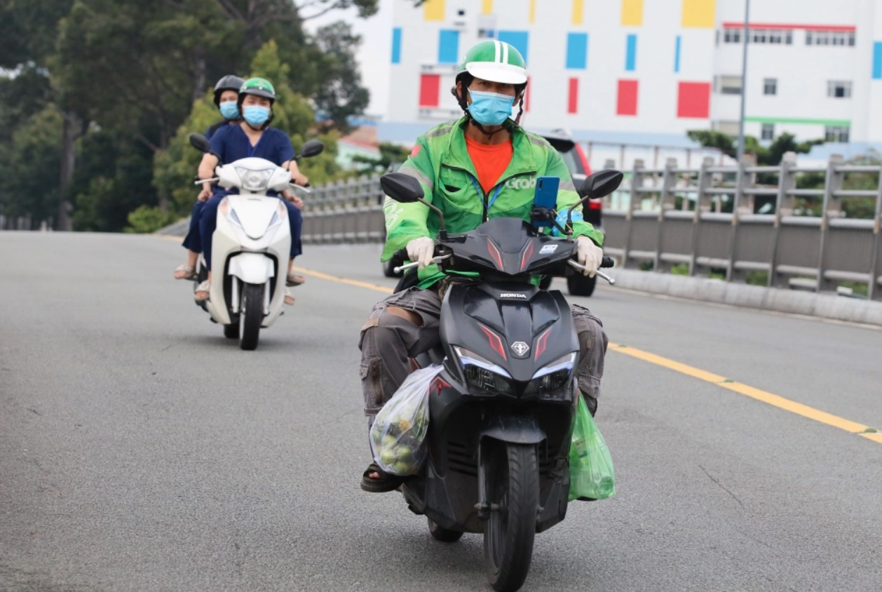 Grab thu phi nang nong anh 2