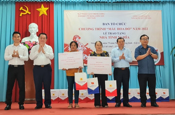 Trao nhà tình nghĩa “Màu hoa đỏ” cho các gia đình chính sách tỉnh Tiền Giang