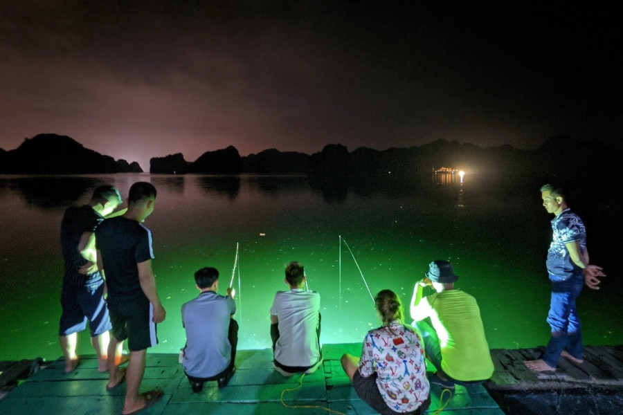 Du khách lênh đênh sông nước giữa đêm khuya, săn đặc sản nức tiếng Cát Bà