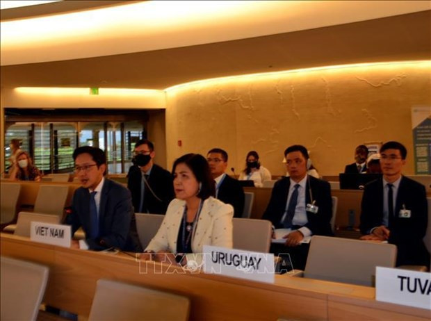 UN Human Rights Council adopts Vietnam-initiated resolution on human rights, climate change hinh anh 1