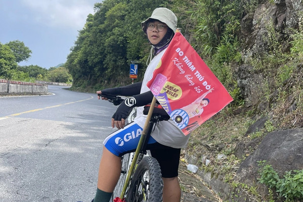 Cậu bé 15 tuổi vượt 800km từ Đà Nẵng ra Hà Nội bằng xe đạp