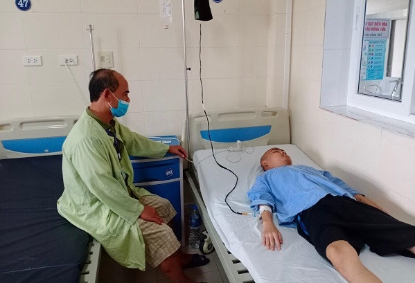 Mẹ bỏ đi biệt tích, đứa trẻ lay lắt cùng bố chiến đấu với căn bệnh ung thư