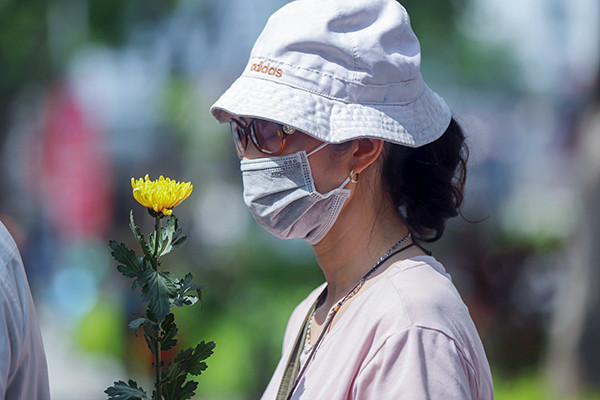 Người Việt tưởng niệm cố Thủ tướng Abe bằng cúc vàng, sen trắng