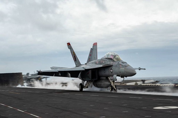 Tiêm kích F-18 của Mỹ bị thổi từ tàu sân bay xuống biển