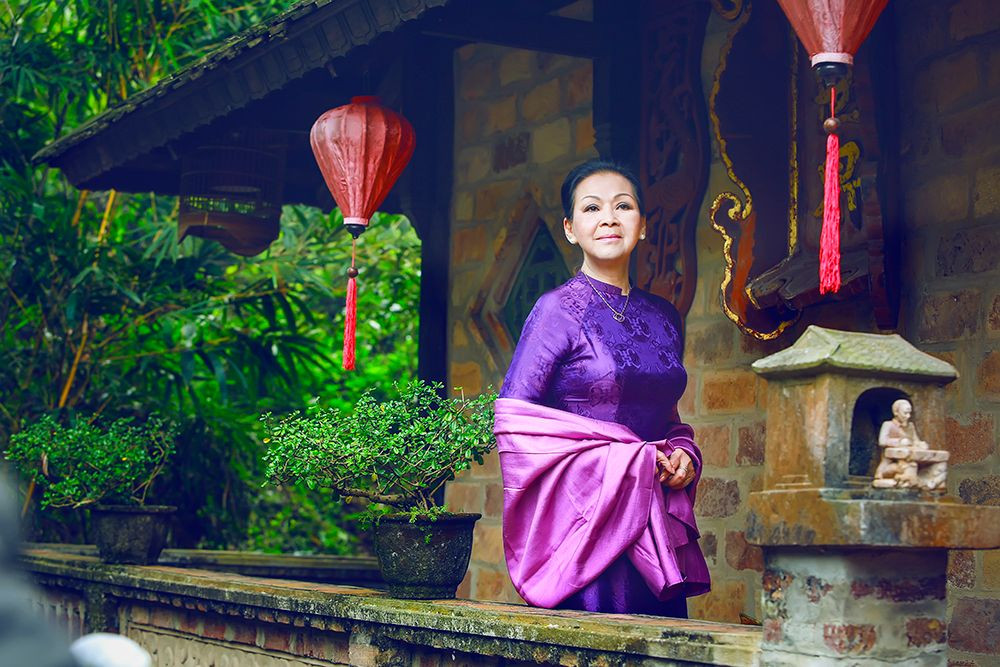 Danh ca Khánh Ly vãn cảnh phố phường ở Hà Nội