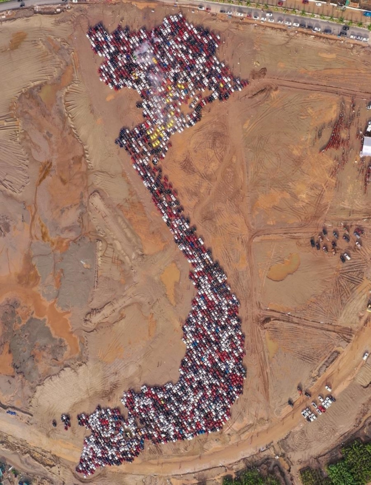 nearly 1,700 cars make a giant map of vietnam picture 1