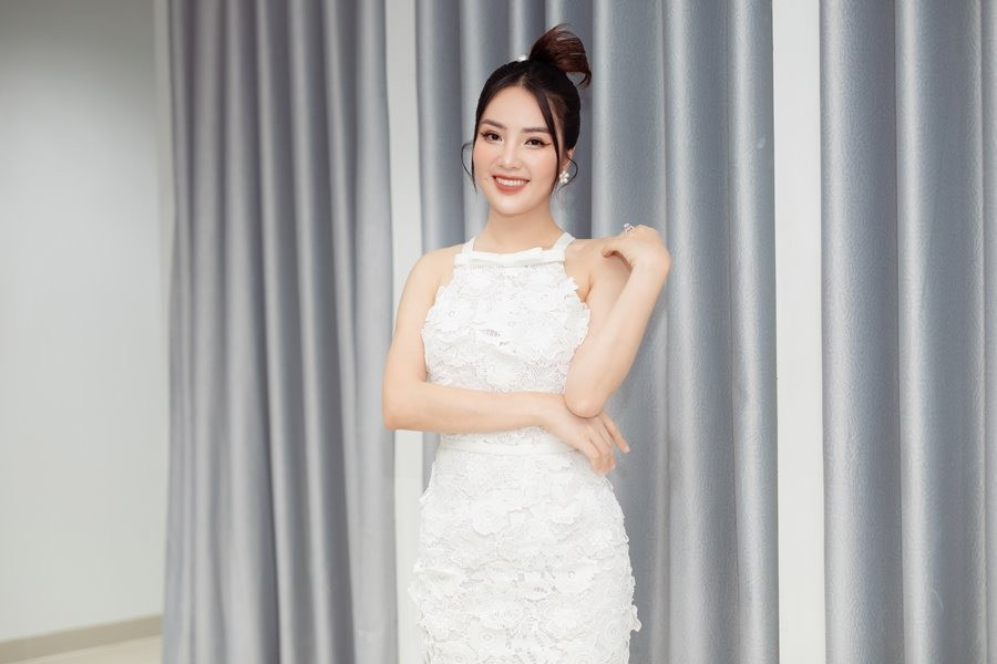 Á hậu Thụy Vân gặp 'sự cố' khi dẫn cùng MC Hạnh Phúc