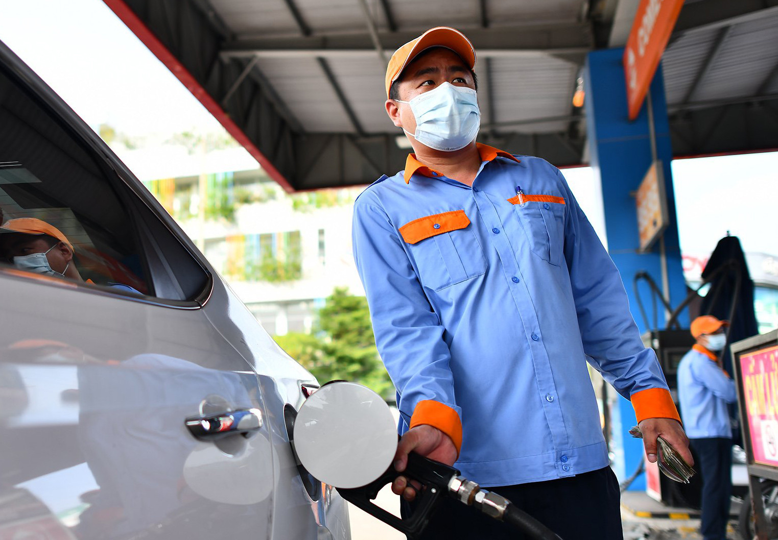 Giá xăng dầu đồng loạt giảm mạnh hơn 3.000 đồng/lít từ 0h ngày 11/7