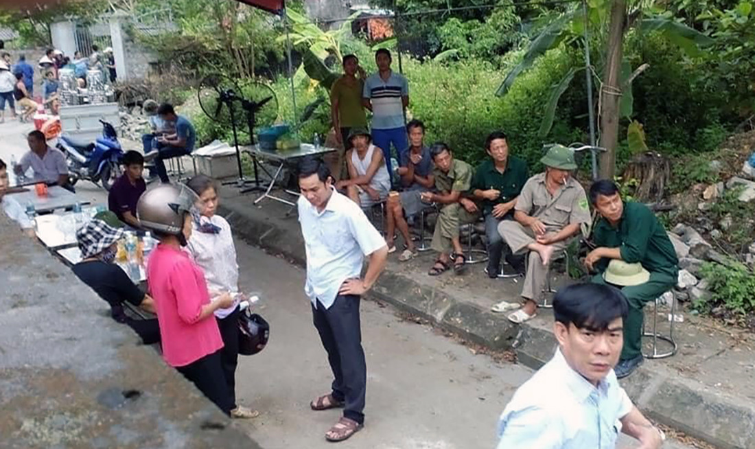 Người đàn ông sang nhà hàng xóm hung hãn vung dao, 4 người thương vong