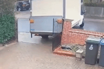 Lùi xe làm đổ sập cổng nhà dân rồi bỏ đi như chưa có chuyện gì