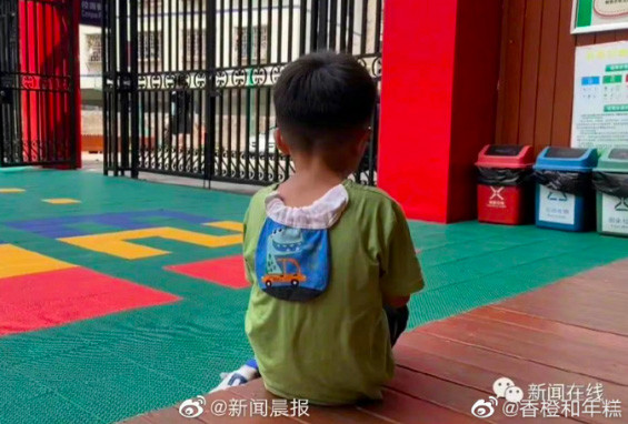 Phát hiện chuyện đau lòng, ông bố bỏ con lại trường mầm non
