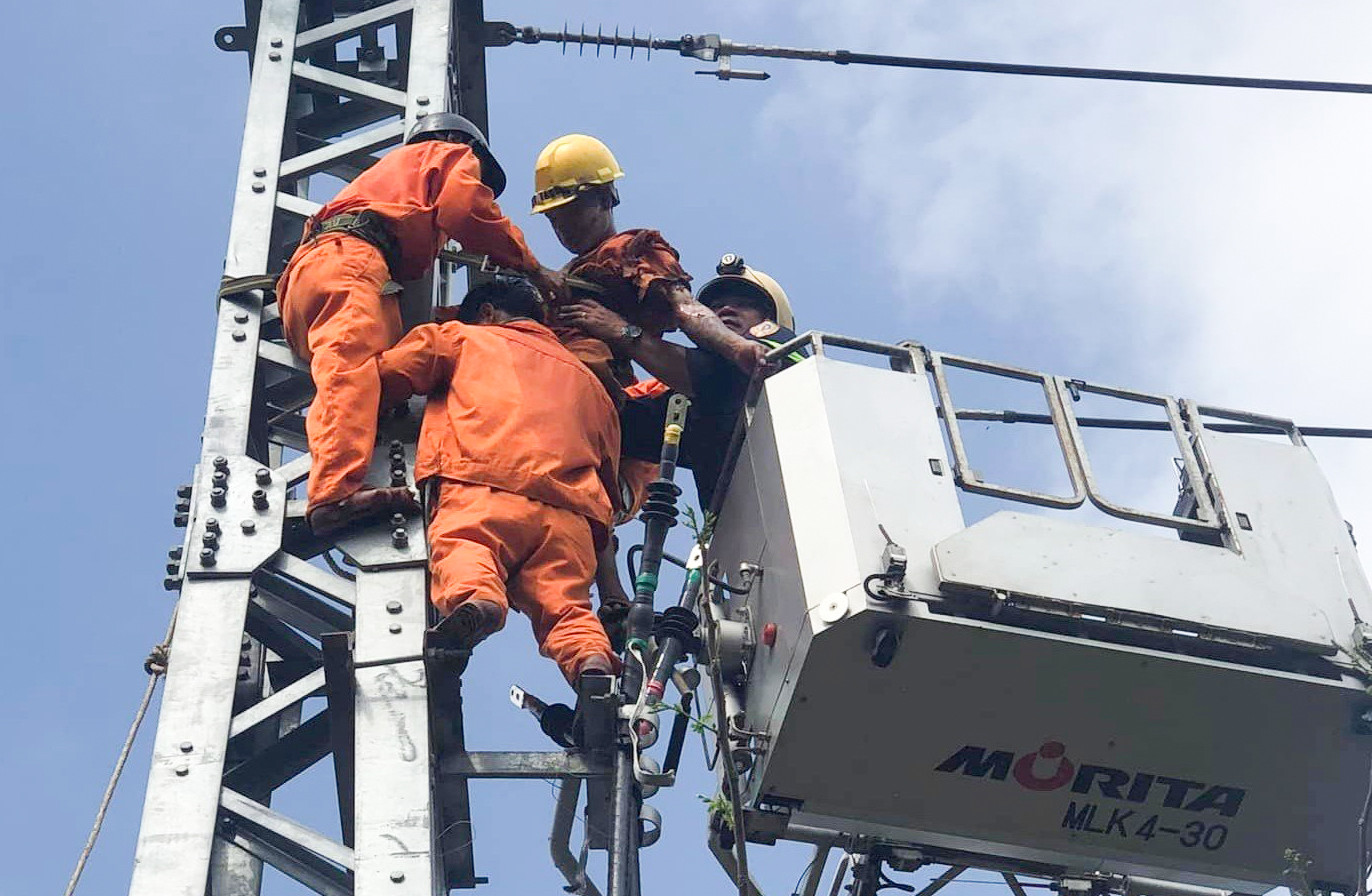 Nam công nhân bị điện giật treo lơ lửng trên cột điện