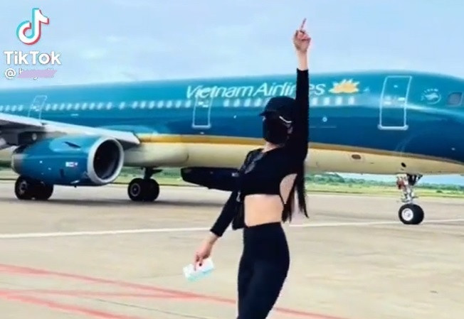 Xác minh nữ hành khách tạo dáng trên đường băng sân bay Phú Quốc