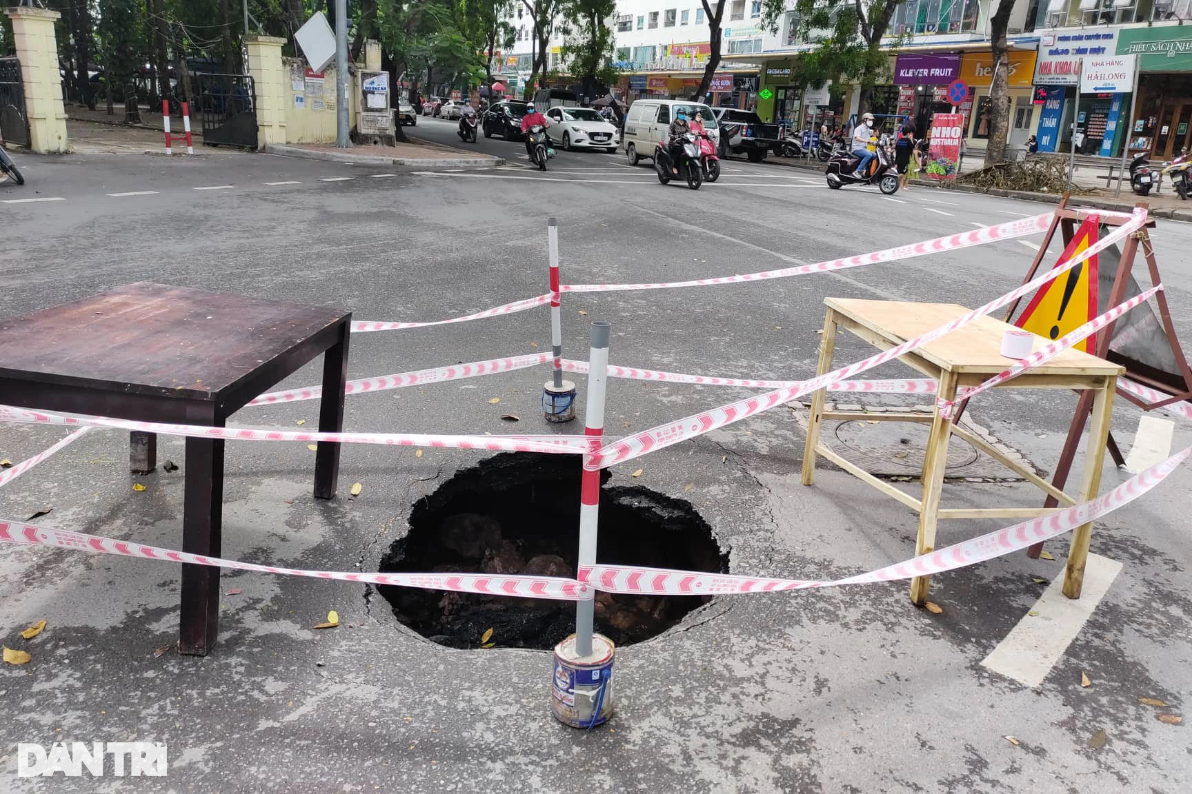Hố tử thần rộng gần 1m xuất hiện giữa đường phố Hà Nội - 3