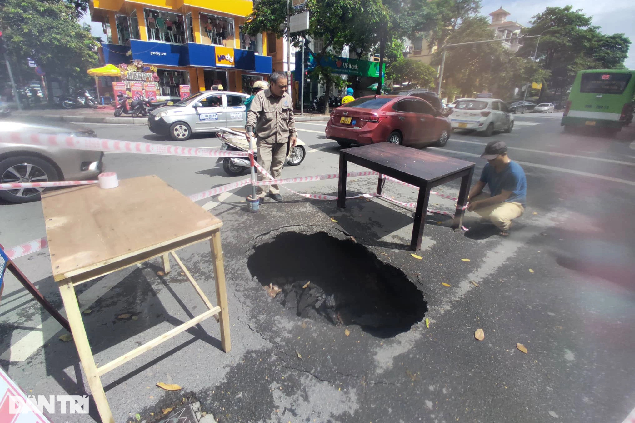 Hố tử thần rộng gần 1m xuất hiện giữa đường phố Hà Nội - 2