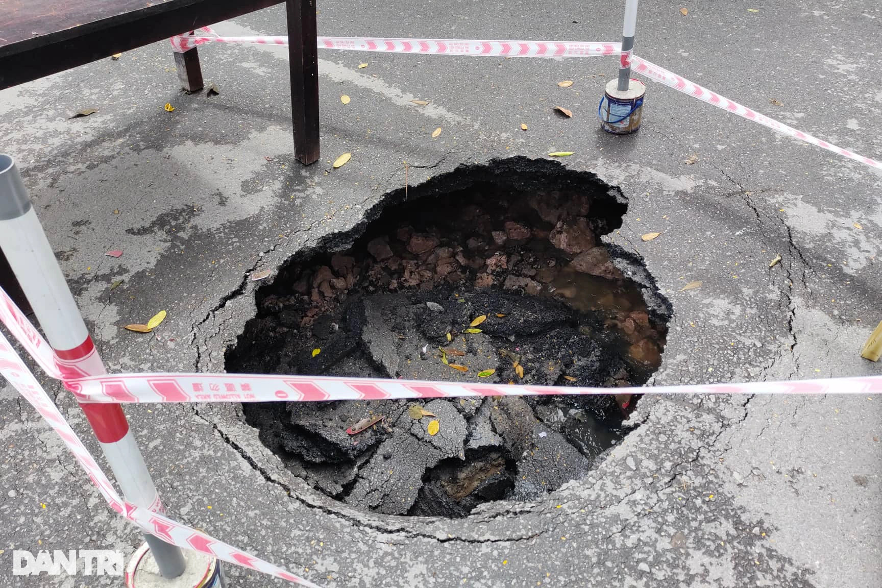 Hố tử thần rộng gần 1m xuất hiện giữa đường phố Hà Nội - 1