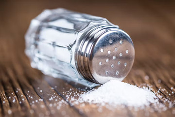 Thói quen thêm muối vào món ăn làm giảm tuổi thọ