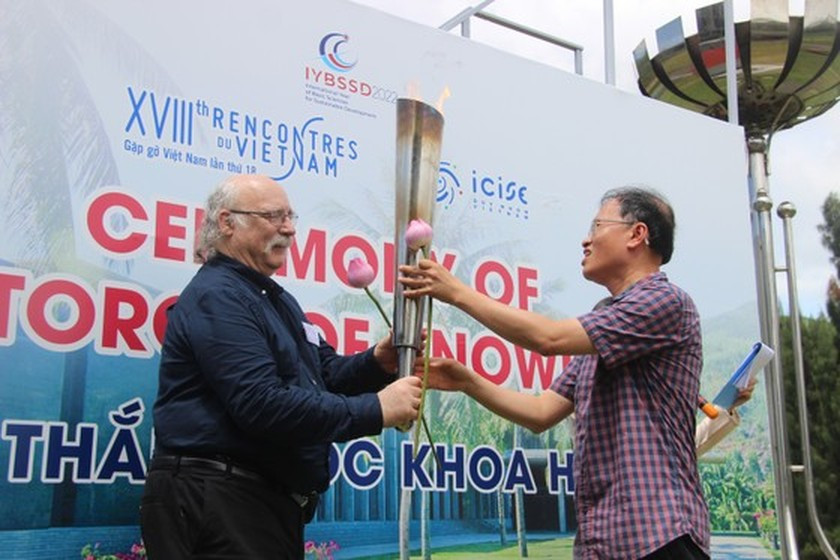 Nobel Prize laureate lights torch at int’l scientific conference in Quy Nhon ảnh 3