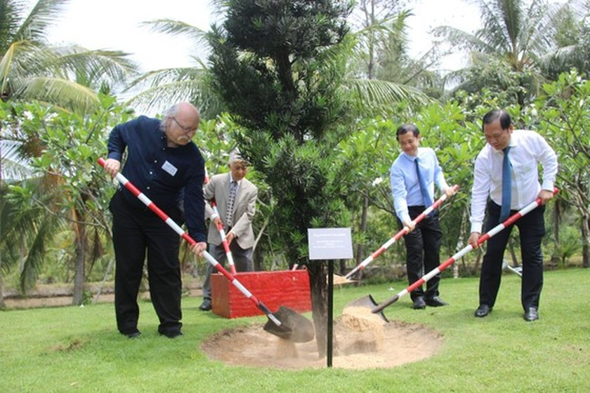 Nobel Prize laureate lights torch at int’l scientific conference in Quy Nhon ảnh 7