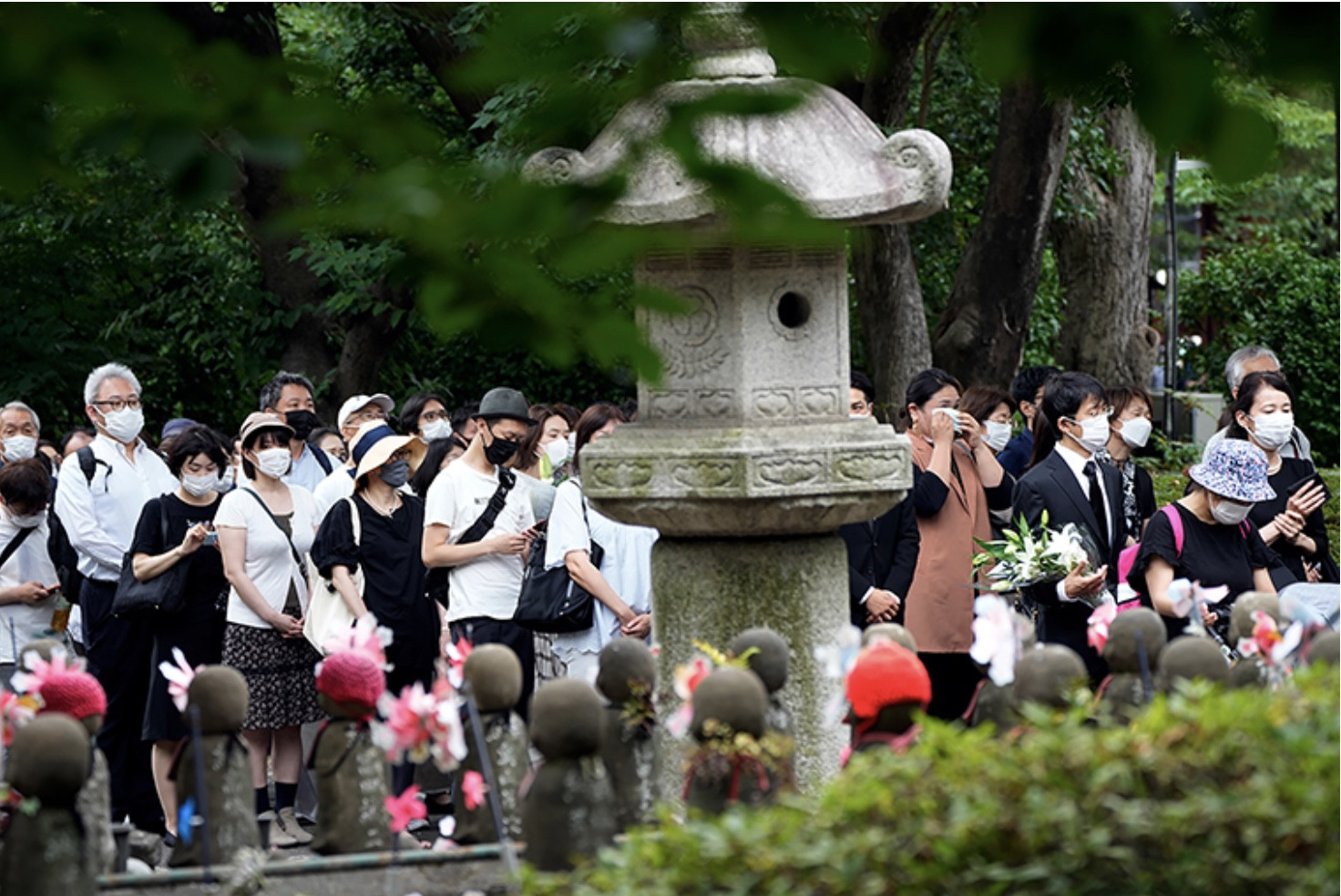 Hình ảnh người Nhật Bản tiễn đưa cựu Thủ tướng Abe Shinzo, nhiều nước treo cờ rủ