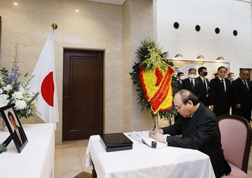 Vietnamese leaders pay tribute to late Japanese PM Shinzo Abe