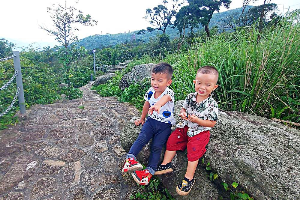 Hai em bé 'phượt' cả tháng cùng ba mẹ: 2 tuổi tự leo Yên Tử, vi vu 12 tỉnh thành