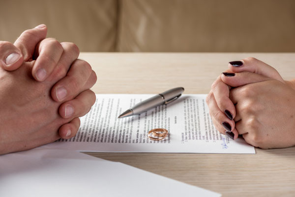 Vợ đang ở nước ngoài, nộp đơn ly hôn ra sao?
