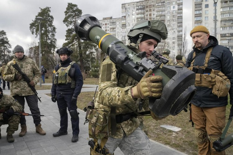 Mỹ và NATO muốn giám sát dòng chảy vũ khí viện trợ cho Ukraine