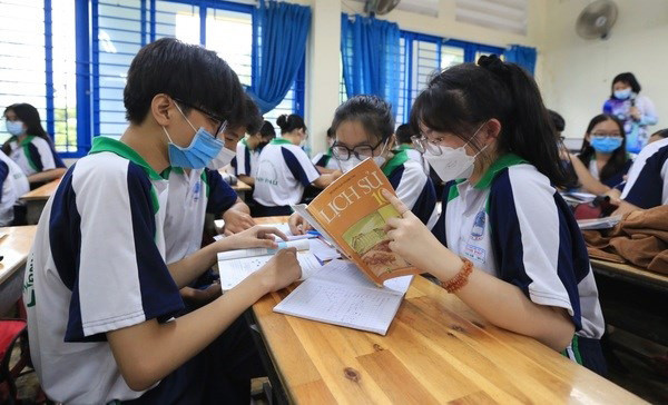 Senior high school students to have 52 history lessons each year