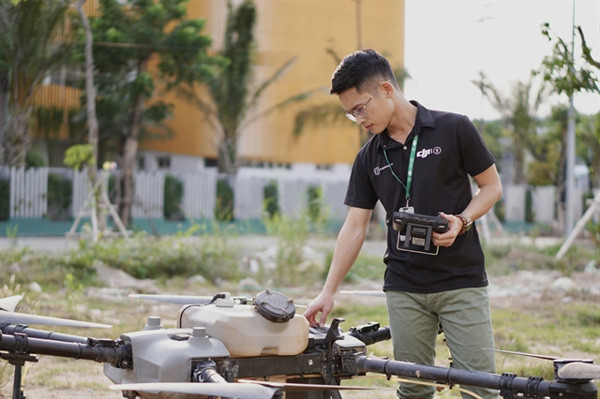 Young engineer creates low-cost crop drones