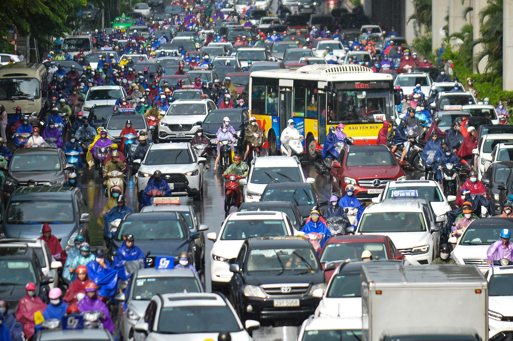 Các ngả đường Hà Nội ùn tắc kéo dài sau cơn mưa