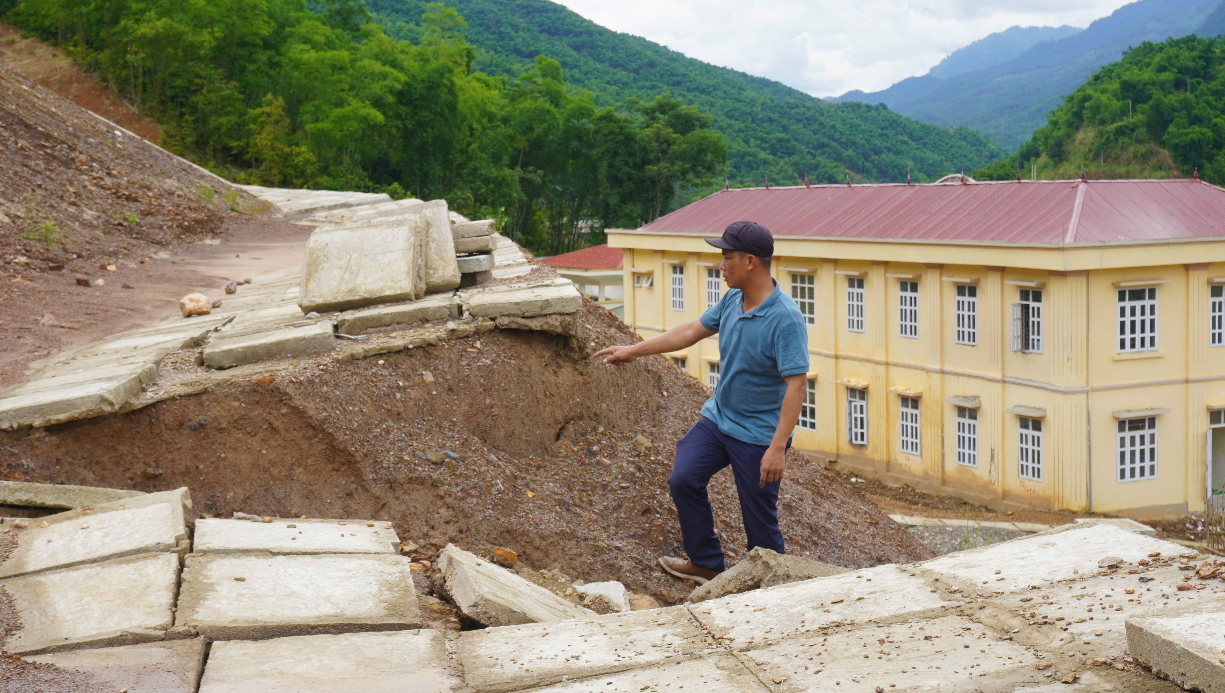 Công trình chống sạt lở gần 40 tỷ 'dọa' vùi lấp trường học, công sở