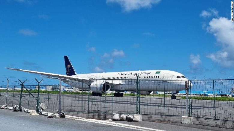 Máy bay nghi chở Tổng thống Sri Lanka hạ cánh ở Singapore