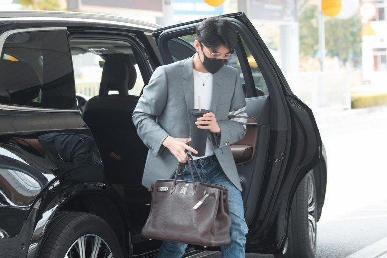 Đức Phúc ngày càng điệu, xách túi Hermès nửa tỷ gây choáng-8