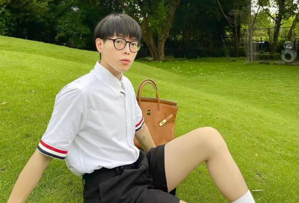 Đức Phúc ngày càng điệu, xách túi Hermès nửa tỷ gây choáng