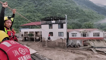 Giải cứu người dân bị dòng nước lũ cuồn cuộn bao vây tại Trung Quốc