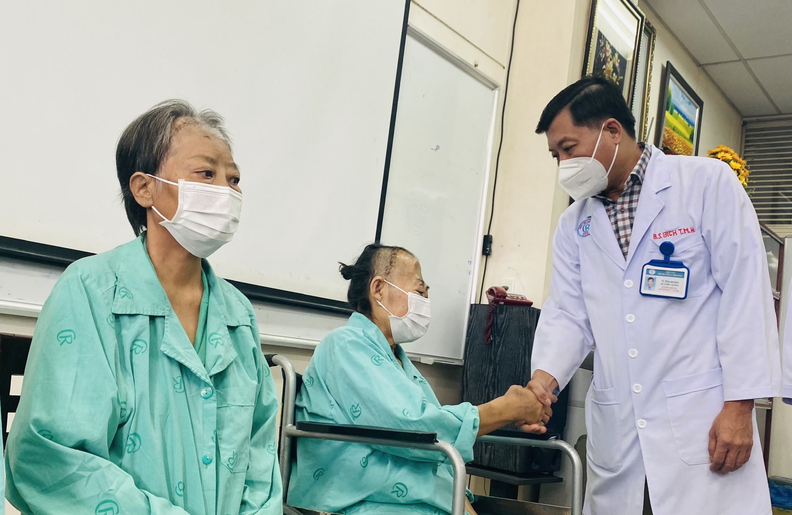 Bệnh nhân hoại tử xương sọ, hàm mặt: 'Mổ cũng chết, không mổ cũng chết'