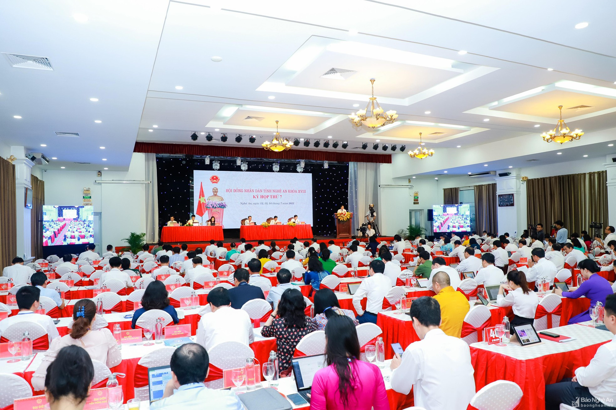 Nêu cao tinh thần đổi mới, trách nhiệm, phát huy trí tuệ, tích cực thảo luận, chất vấn, thể hiện chính kiến rõ ràng, tạo sự thống nhất cao ảnh 1